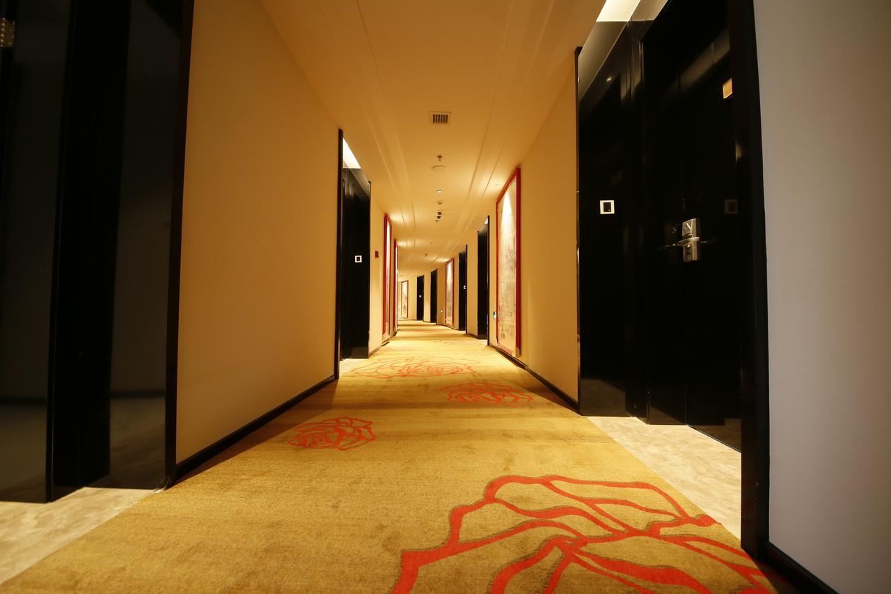 Howard Johnson Flower City Hotel Кунмин Екстериор снимка