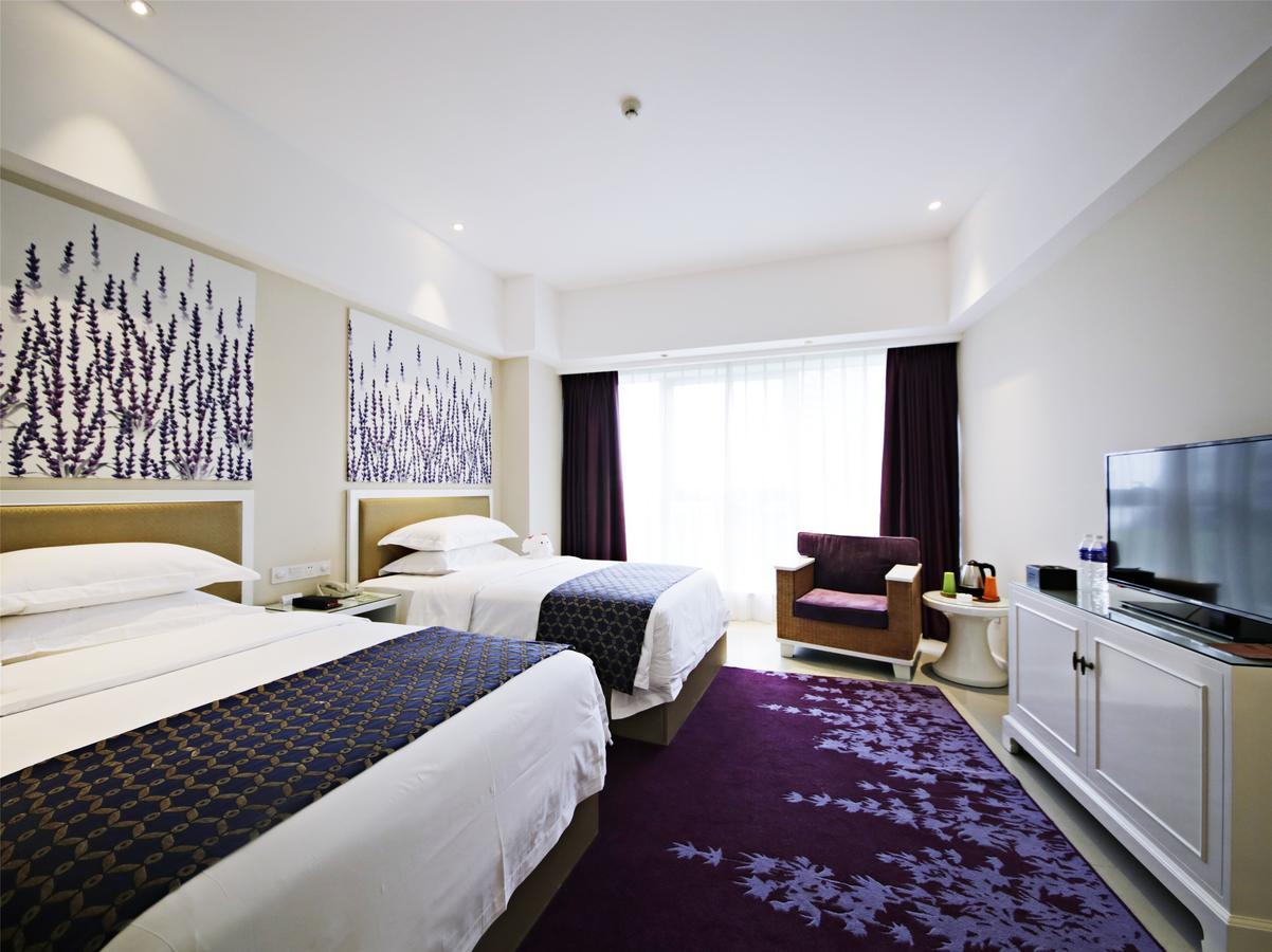 Howard Johnson Flower City Hotel Кунмин Екстериор снимка