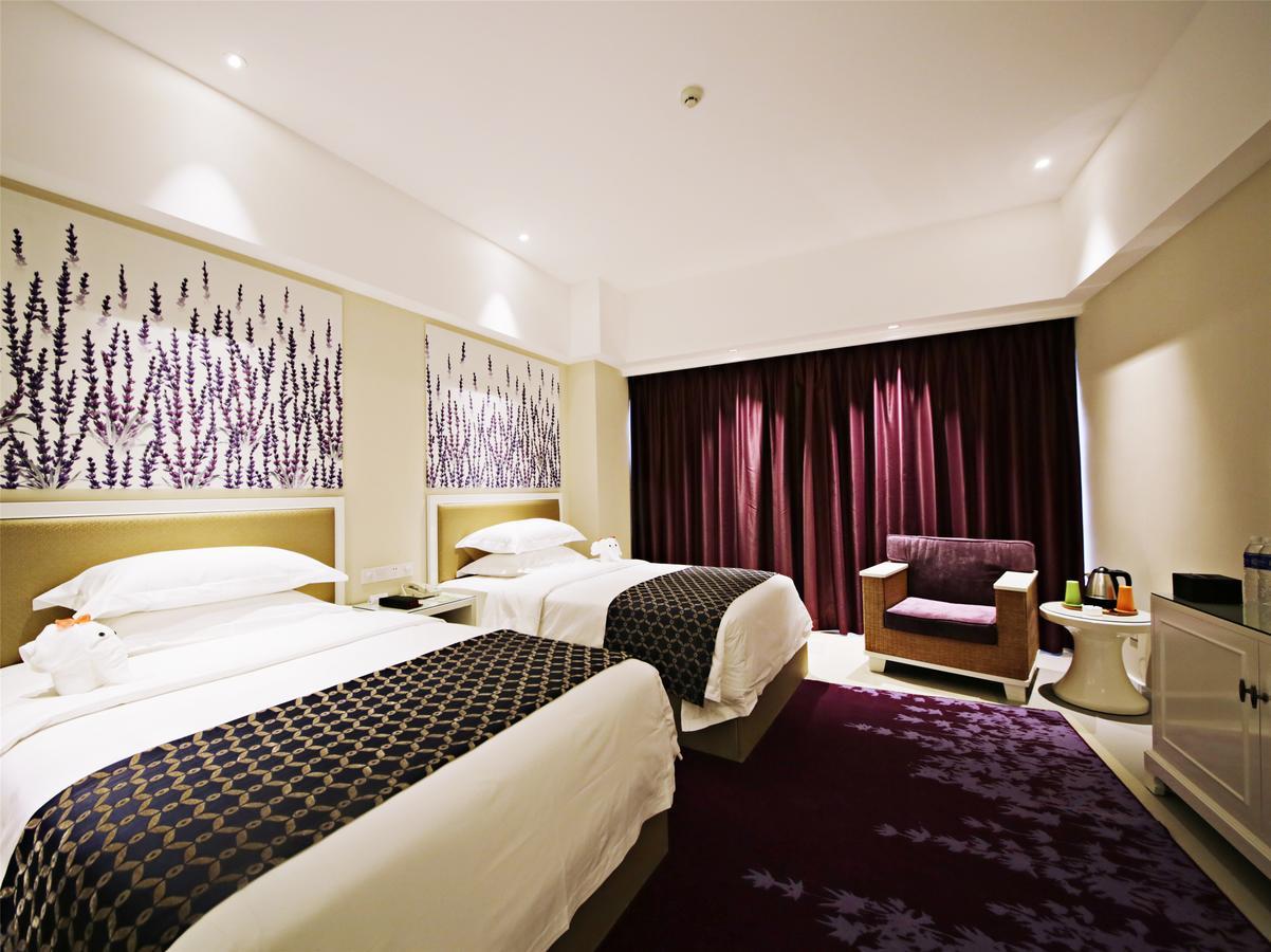 Howard Johnson Flower City Hotel Кунмин Екстериор снимка